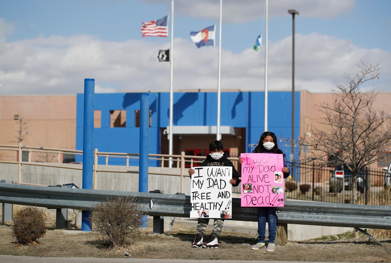 “Quiero a mi padre vivo y saludable”, se lee en un cartel visto en la protesta de Aurora, donde participaron unos 30 carros. A medida que sigue aumentando el número de casos de covid-19 en los centros de detención de ICE, abogados y organizaciones que defienden los derechos piden al gobierno federal y gobiernos estatales que liberen a los indocumentados.