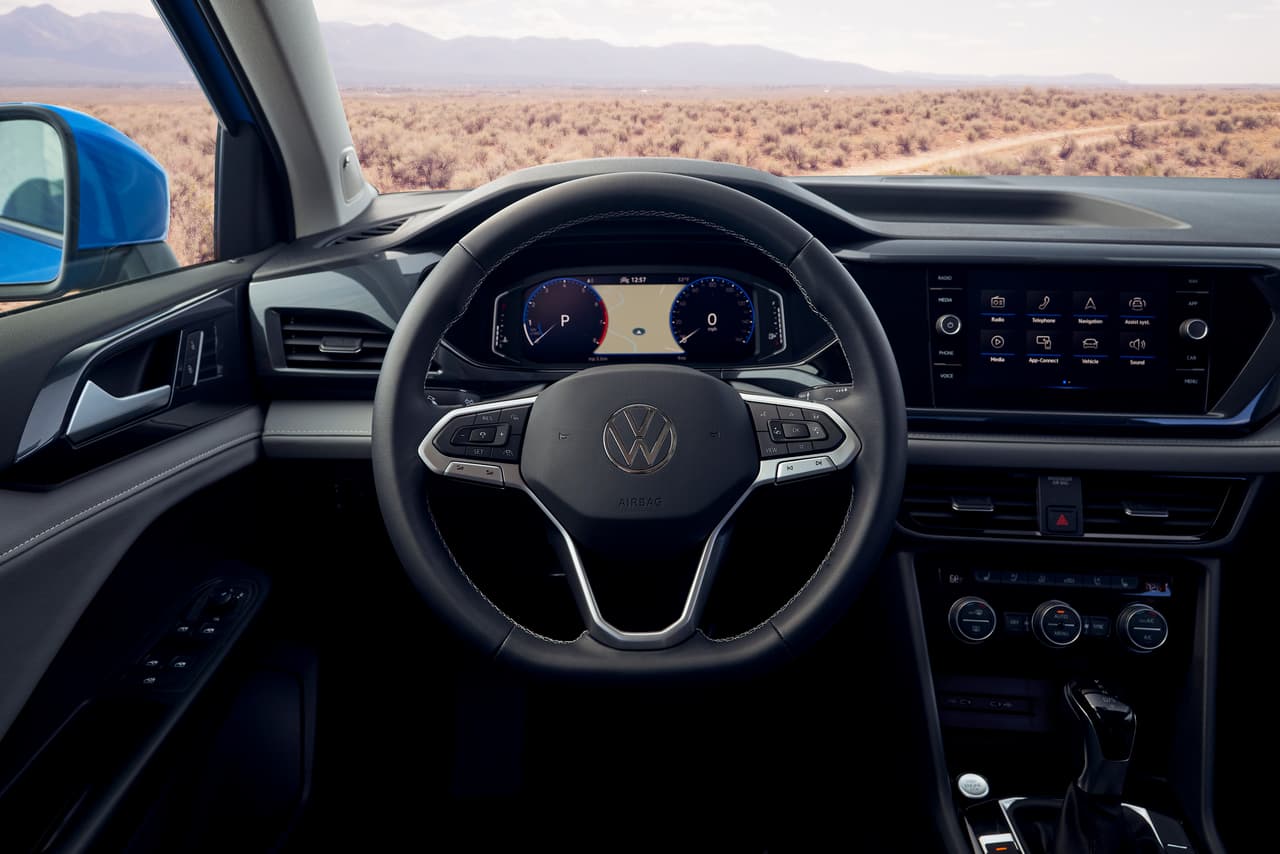 La Taos ofrece lo último en conectividad y tecnología de información y entretenimiento desarrollada por Volkswagen. De serie recibe un panel de instrumentos configurable, al igual que el sistema Volkswagen Car-Net con capacidad wifi en el auto.