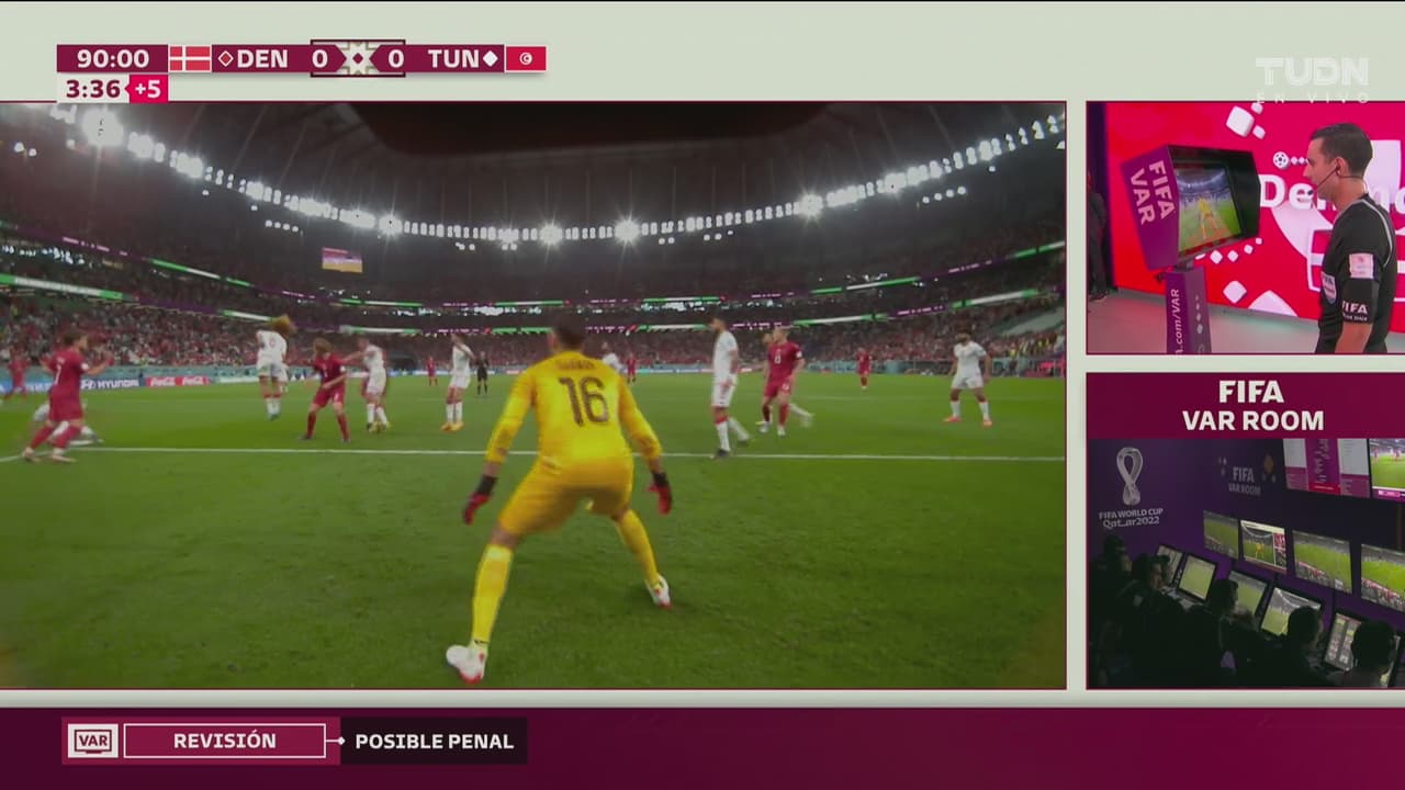 ¡Otra revisión y nada! Empujón y mano en el área, pero no hubo penalti