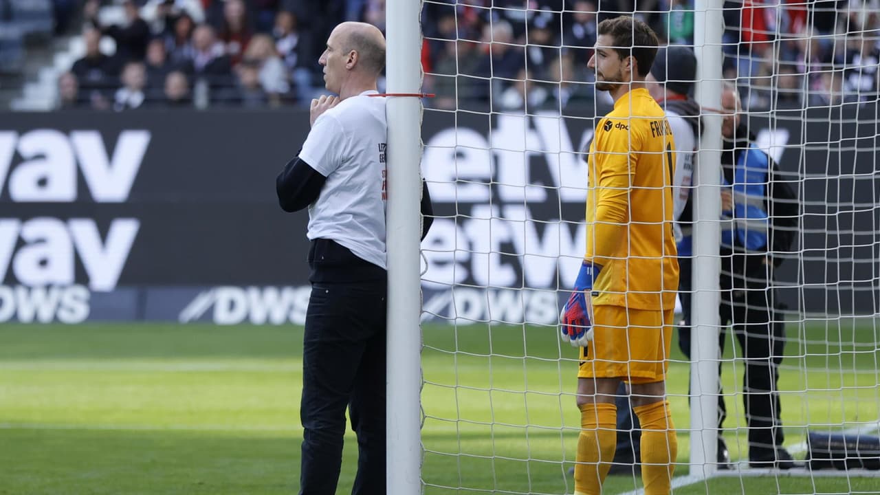 Dos activistas atan sus cuellos de los postes en pleno juego entre Eintracht y Friburgo