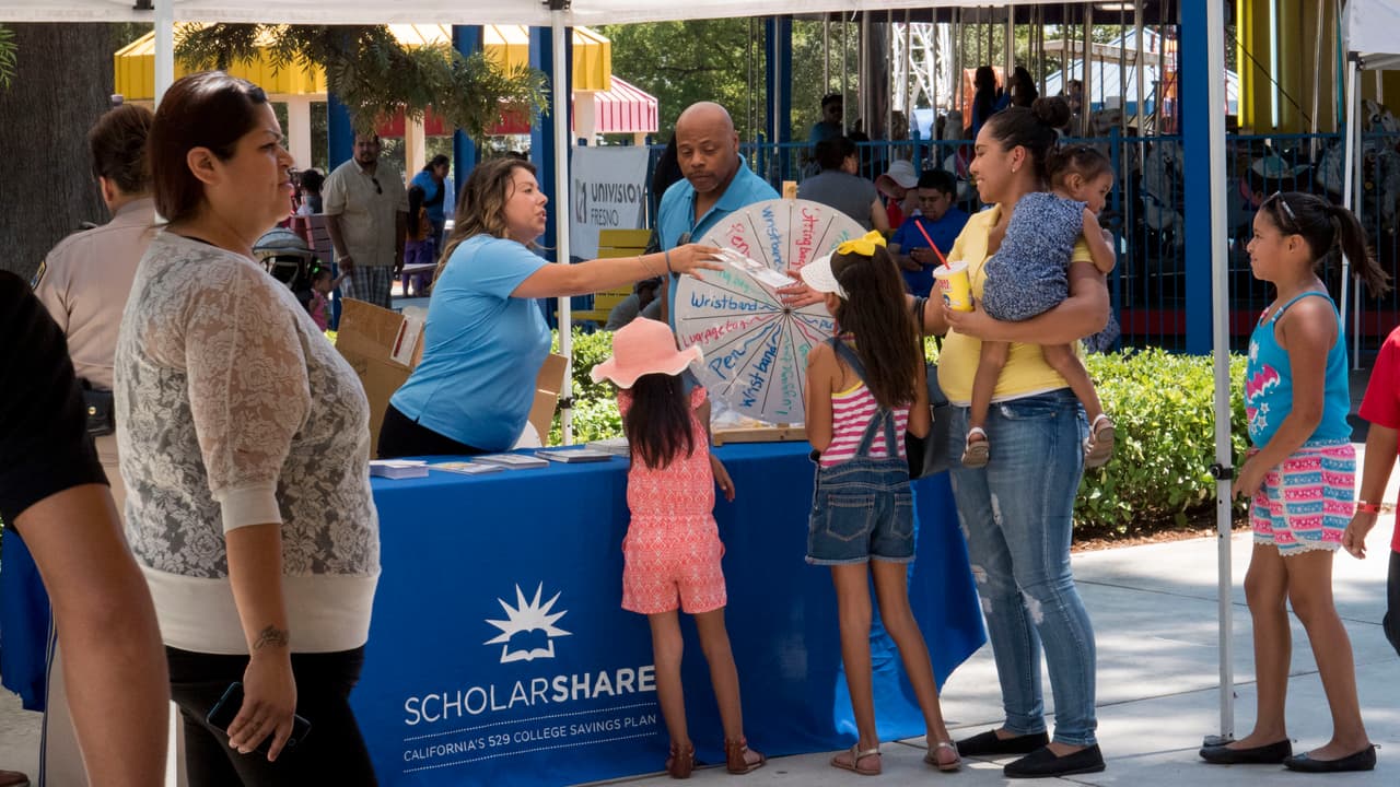 Familias del valle central visitaron los parques temáticos Playland y Storyland para disfrutar del Día de la Familia en Fresno.