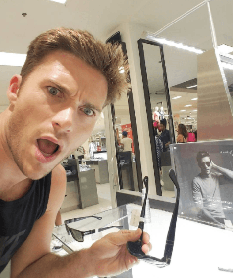 Siempre con un look sexy que lo hace ver aún más guapo.