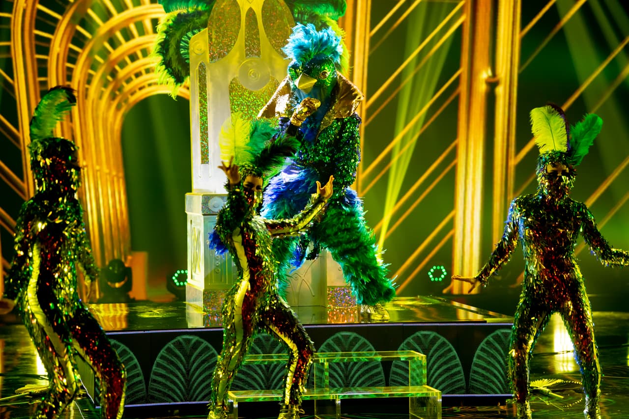 Quetzal cantó el tema ‘Háwai’ de Maluma. Por las pistas, canto y baile, este sexto show indicaron que Adrián Uribe, Kuno Becker o Lambda García podrían estar detrás de esta ave.
<br>