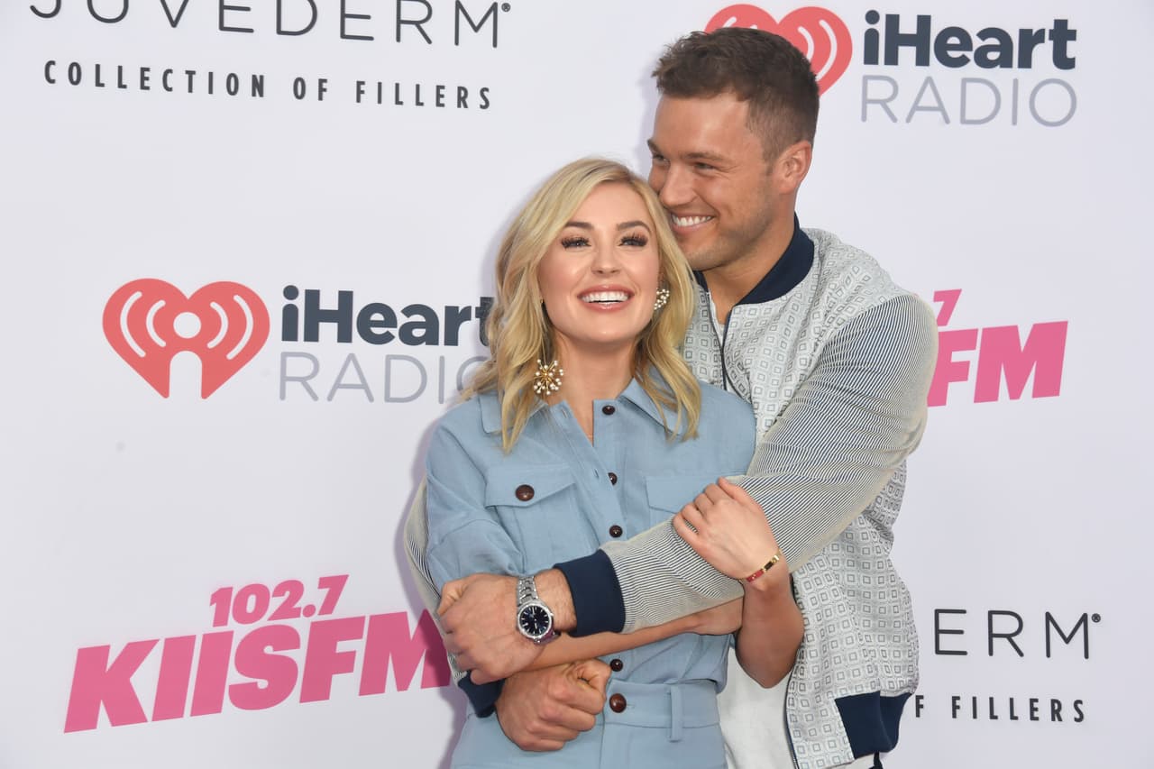 La relación de Colton Underwood y Cassie Randolph no concluyó en buenos términos. En septiembre de 2020 ella pidió una orden de restricción porque supuestamente él le enviaba mensajes acosadores y la había buscado en su apartamento y la casa de sus padres tras romper su relación.