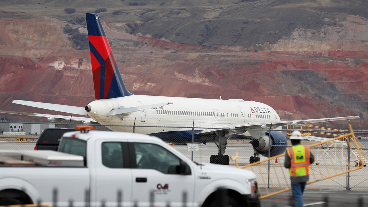 Avión de pasajeros aterriza de emergencia en Salt Lake City por problema en un motor