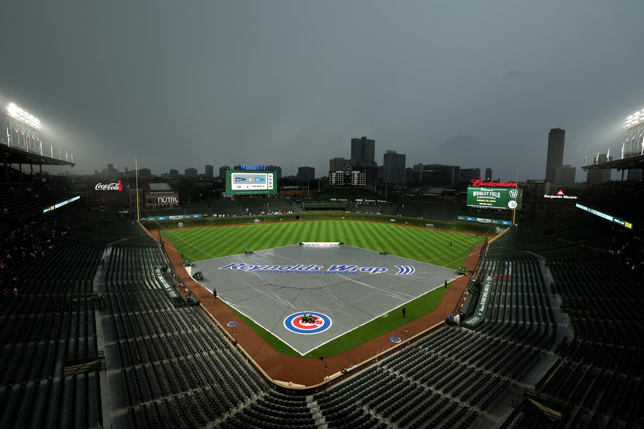 Si bien el marcador del lunes por la tarde favorecía a los Cachorros con un victoria de 7-0, la organización del equipo anunció que el juego de recuperación se llevará a cabo como el primer juego de una doble jornada dividida el martes, con inicio a la 1:20 p.m.