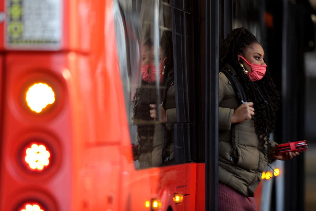 😷 
<b>Transporte público.</b> 
<b>Vacunados por completo</b> y quienes 
<b>no están vacunados</b> 
<u>deben</u> utilizar mascarilla.