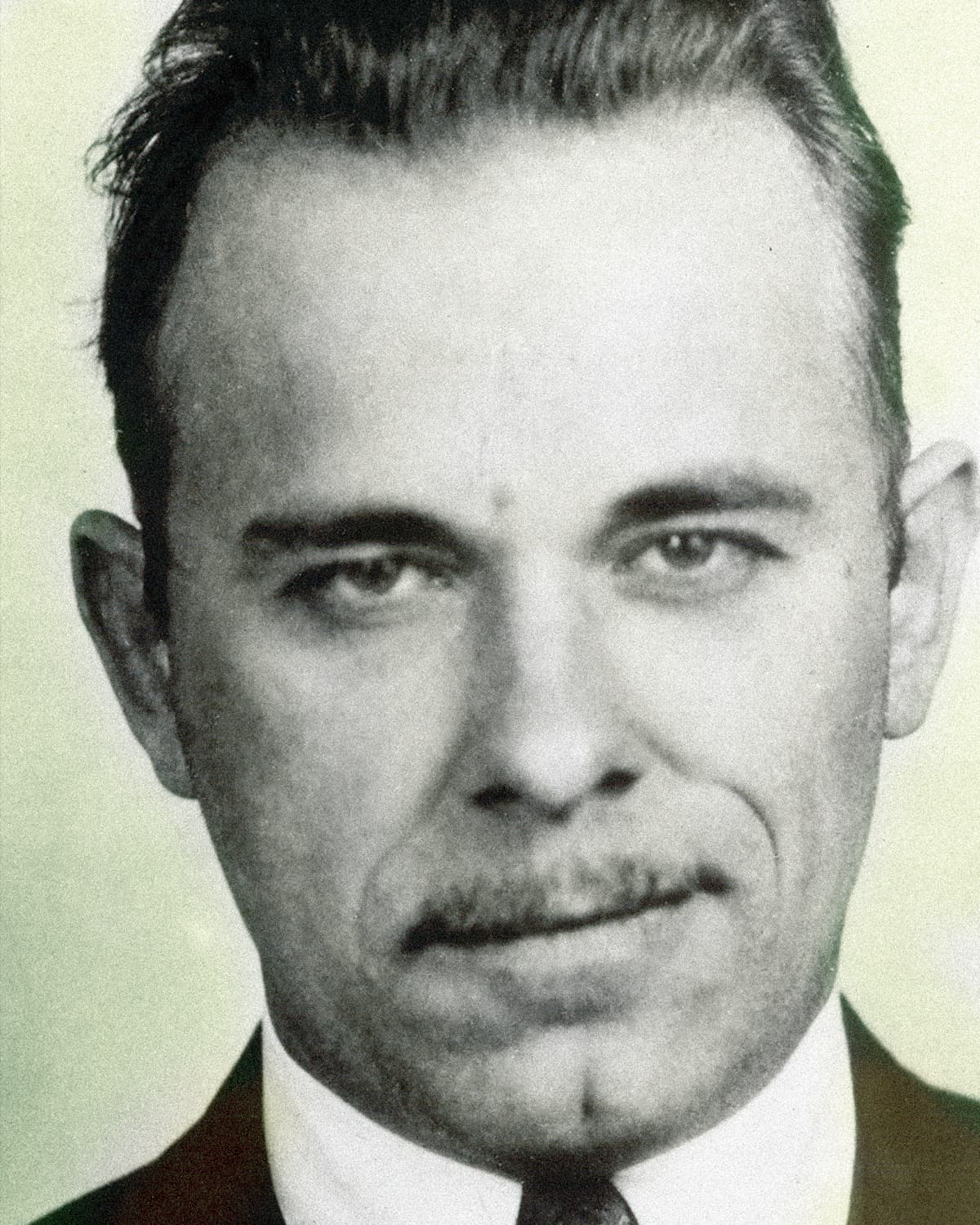 <b>John Dillinger. </b>Nació en Indianápolis en 1903 y se dedicó al robo de bancos. Fue uno de los ladrones más buscados de su tiempo por el FBI, convertido en leyenda por los titulares de prensa de la época. Lo asesinaron en un tiroteo con la policía en 1934, en Chicago.