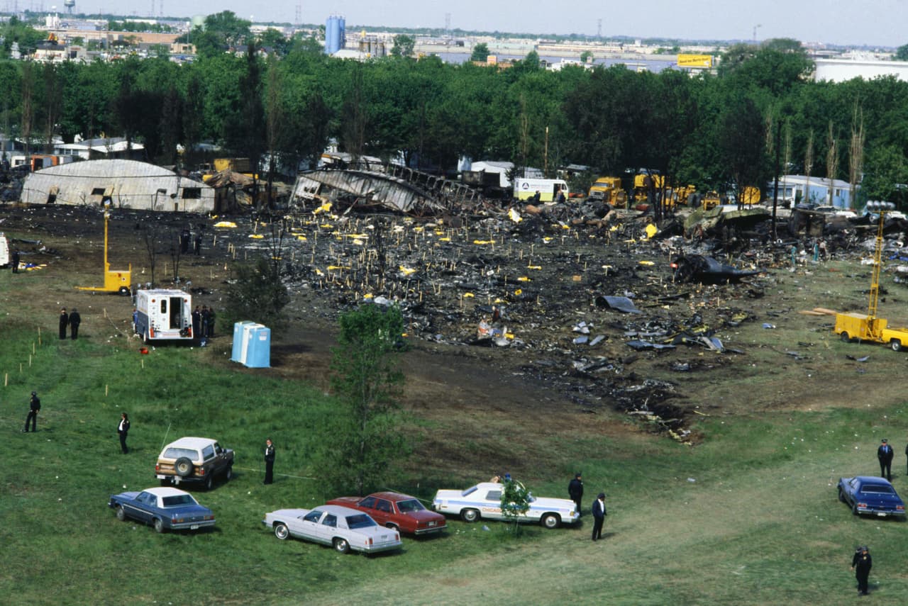 <b>El peor accidente en la historia de la aviación en EEUU, Chicago, 1979</b>. El motor izquierdo de un DC-10 de American Airlines se desprendió al despegar del aeropuerto Chicago O'Hare y la nave se precipitó a tierra a solo una milla de la pista. 
<b>Dos personas en tierra y 271 pasajeros fallecieron.</b>