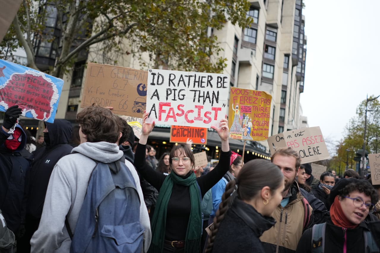 Una manifestante parisina sostiene un cartel con la siguiente consigna: "Yo preferiría ser un cerdo antes que un facista".