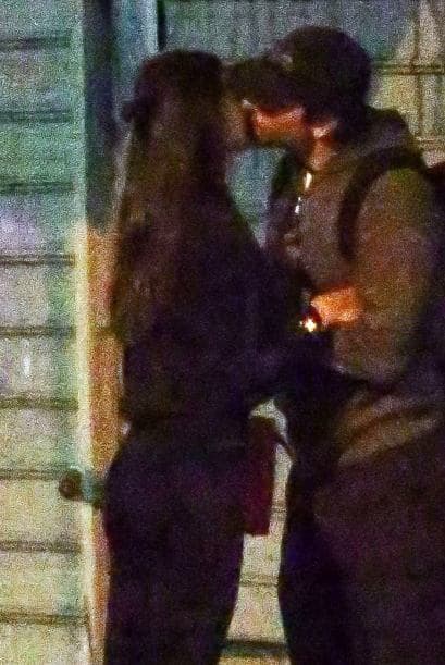 Hace unos días así cacharon los paparazzi a Bradley e Irina.