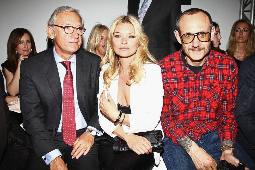 Isak Andic, Kate Moss y Terry Richardson asisten al lanzamiento de la nueva colección de Mango en el Centro Pompidou el 17 de mayo de 2011 en París, Francia.