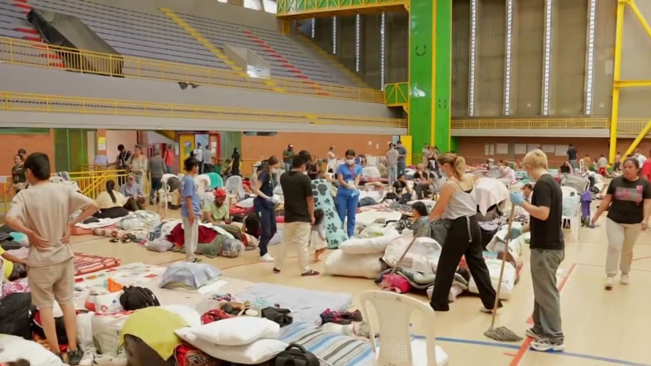 Familias afectadas por el terremoto en Colombia analizan su futuro desde un albergue en Pereira: "¿Y ahora qué hacemos?"