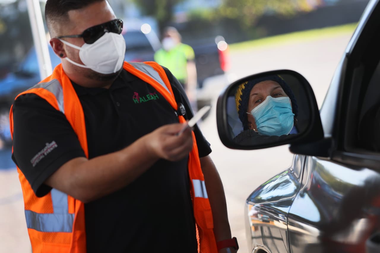 Las tarjetas de 25 dólares podrán ser usadas para adquirir el pavo y lo necesario para la cena de este jueves.
<br>