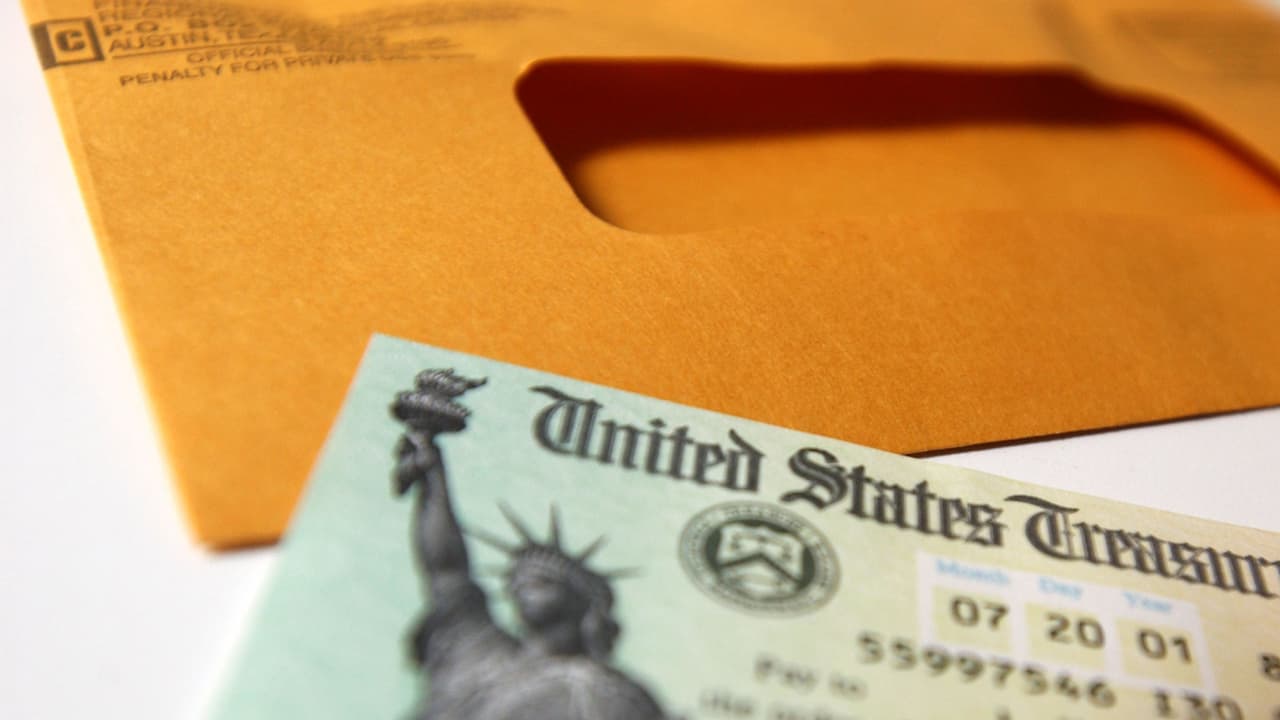 ¿Por qué hay demoras en la entrega del estímulo económico estatal para los afectados por la pandemia en California?