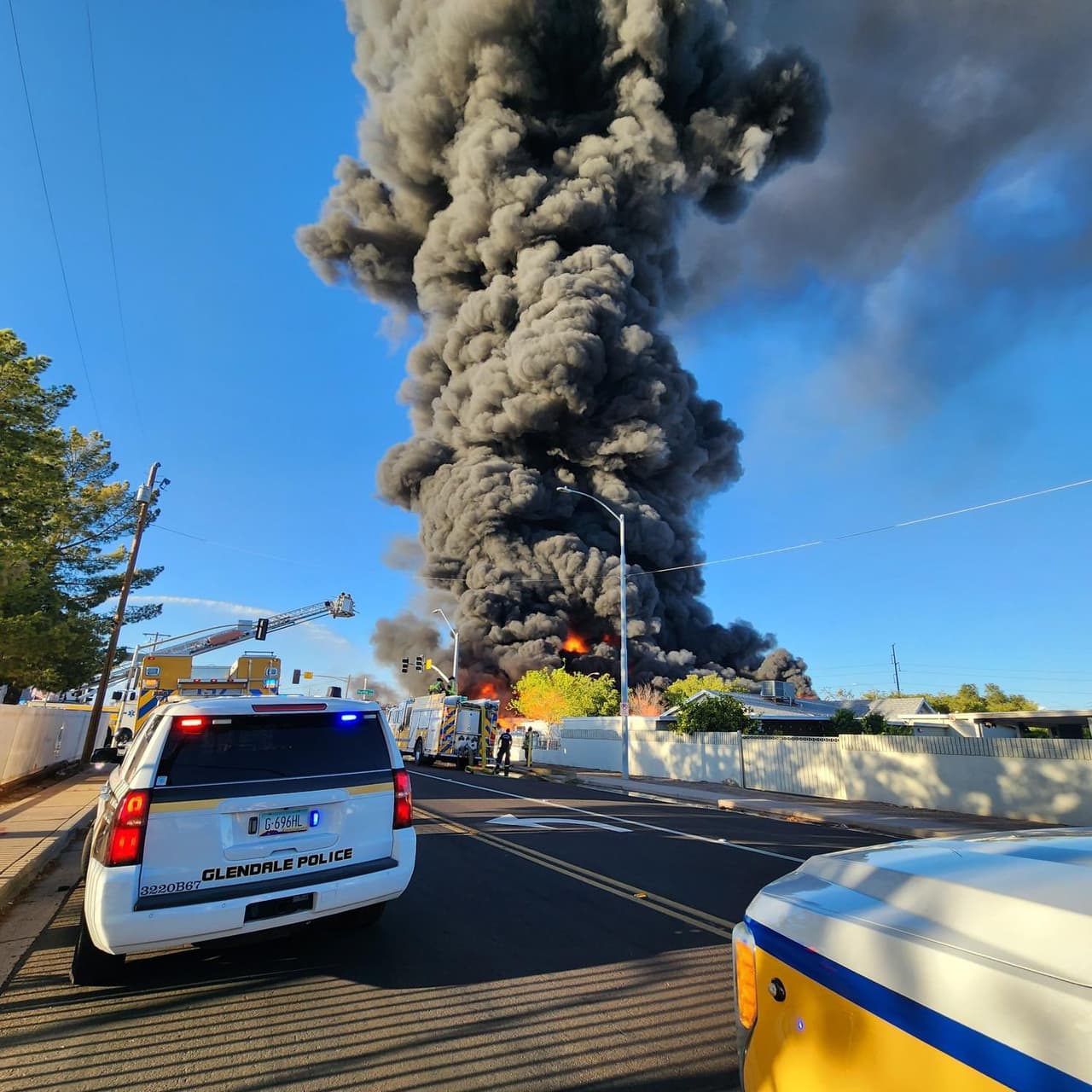 Debido a la intensidad de las llamas, fue requerido el apoyo de múltiples agencias de Glendale, Phoenix y Peoria, así como de un equipo especializado en materiales peligrosos.