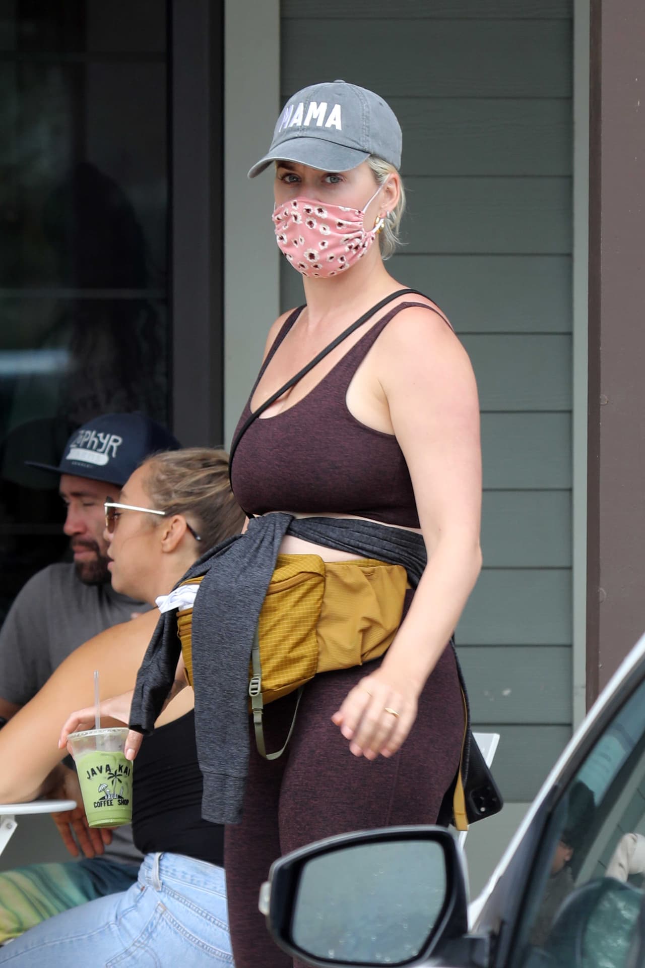 Katy Perry luce un anillo en el dedo anular de la mano izquierda.