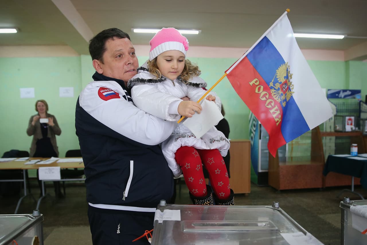 <b>Rusia controla Crimea y el parlamento local vota para separarse de Ucrania (2014)</b>
<br>
<br>Con las tropas rusas en control de la península, el parlamento de Crimea votó para separarse de Ucrania y unirse a Rusia. A esto le siguió un referéndum (en la foto), en el que según los discutidos resultados, el 97% de los residentes votaron a favor de la separación.
<br>
<br>Putin anunció la anexión de Crimea al parlamento Ruso el 18 de marzo, y en respuesta, Estados Unidos y sus aliados en Europa impusieron sanciones.
<br>
