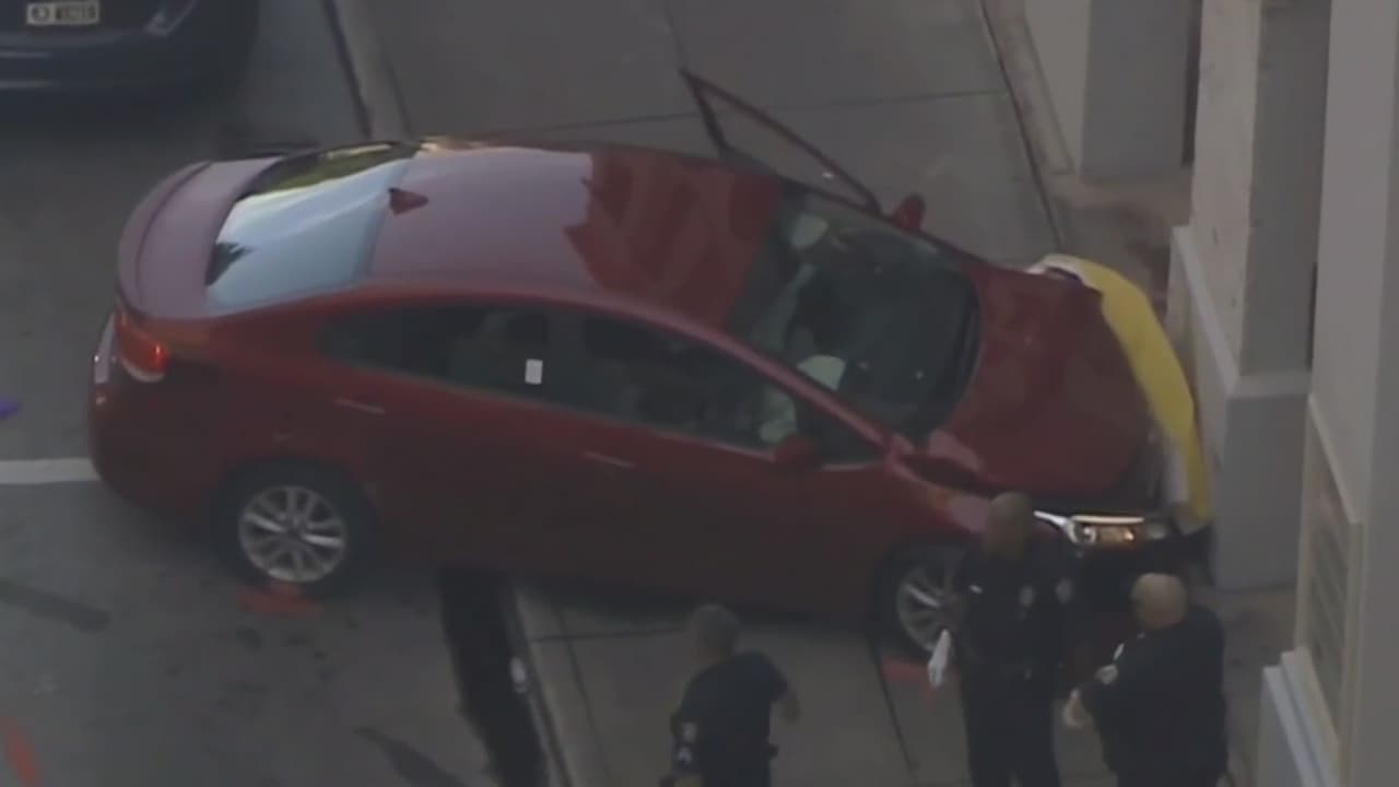 Estrellan a mujer contra una pared cuando un conductor pierde el control de su vehículo en Coral Gables