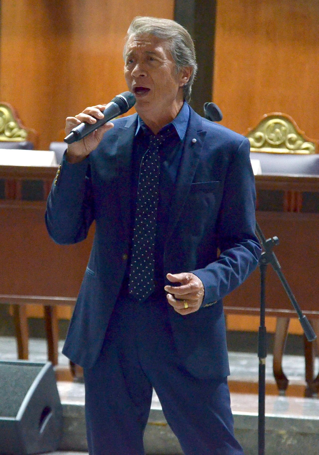 ‘El Poeta de la Canción’ es su último disco y con él marca su retiro profesional después de 50 años de trayectoria como compositor, cantante y actor. Su calidad ha trascendido los cambios generacionales.