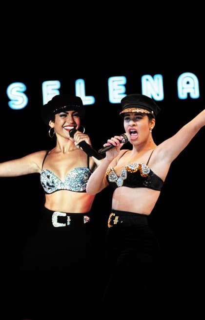 "Únase a mí hoy celebrando a Selena. No puedo creer que hayan pasado 23 años desde que salió esta increíble película y 25 años desde su fallecimiento", escribió JLo a través de sus redes sociales.