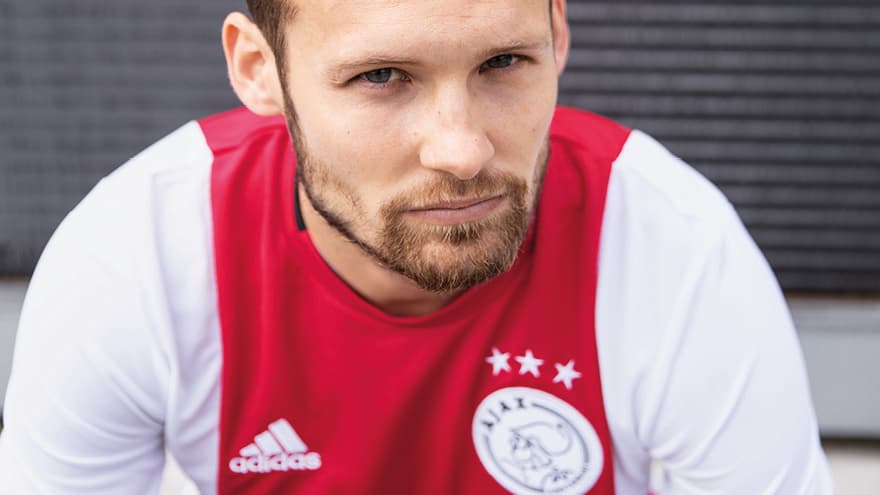 Después de la desolación por la dura eliminación de la Champions League a manos del Tottenham, el Ajax anunció su playera para la siguiente temporada con tintes algo retro. Los detalles negros en cuello y puños regresan, así como las tres franjas de la marca alemana en los laterales del torso y el escudo en fondo blanco.