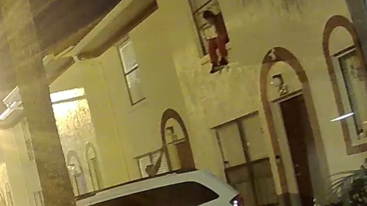 Acusan a vecina de acosar a familias; hombre responde con arma y termina arrestado