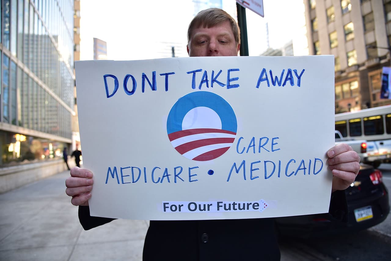 <b>"No nos quiten Obamacare, <a href="http://www.univision.com/noticias/salud/como-funcionan-el-medicare-y-el-medicaid-en-eeuu-video">Medicare, Medicaid</a>. Por nuestro futuro"</b>. Una de las promesas de campaña de Trump fue dejar intactos los programas federales de ayuda a las personas de bajos recursos y de la tercera edad. Su propuesta no cumplía con esta premisa.