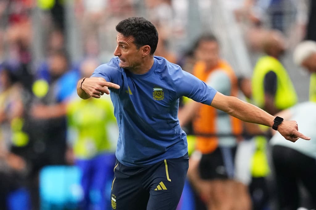 Lionel Scaloni, director técnico de Argentina, grita instrucciones desde la banca durante el partido contra Austria.