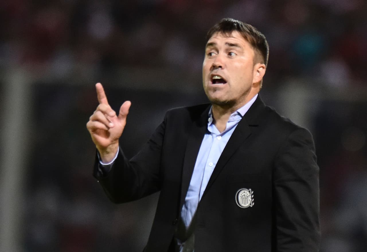 CORDOBA, ARGENTINA - DECEMBER 15: Eduardo Coudet coach of Rosario Central reacts during a final match between River Plate and Rosario Central as part of Copa Argentina 2016 at Mario Alberto Kempes Stadium on December 15, 2016 in Cordoba, Argentina. (Photo by Amilcar Orfali/LatinContent/Getty Images)