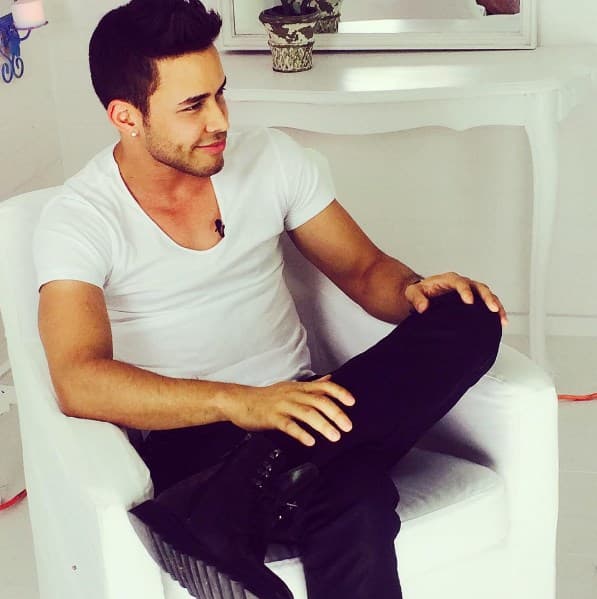 A los 19 años conoció a Andrés Hidalgo, quien se convirtió en su manager e impulsó su carrera en el género de la bachata.