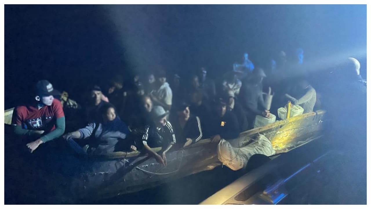 La Guardia Costera informó que repatrió a Cuba a 203 migrantes cubanos, que habían sido detenidos en 14 diferentes interdicciones marítimas esta semana en las costas de Florida, la mayoría cerca de los Cayos. 
<br>