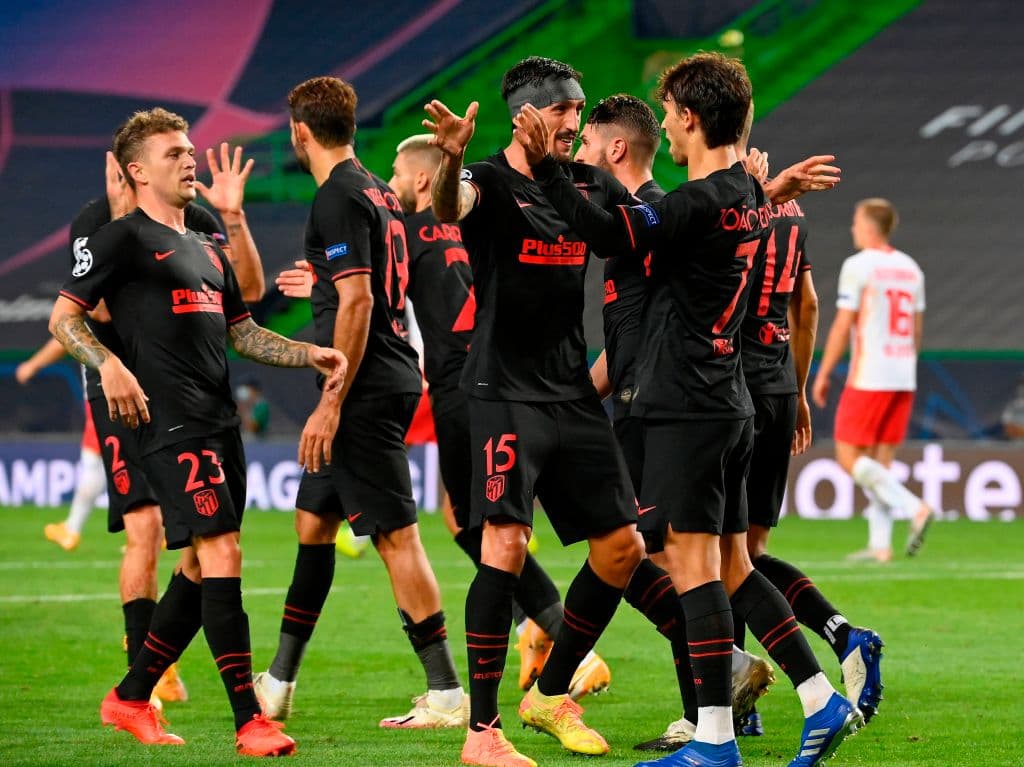 Joao Felix ocaciona el penal y el mismo se encarga de patearlo para empatar el encuentro.