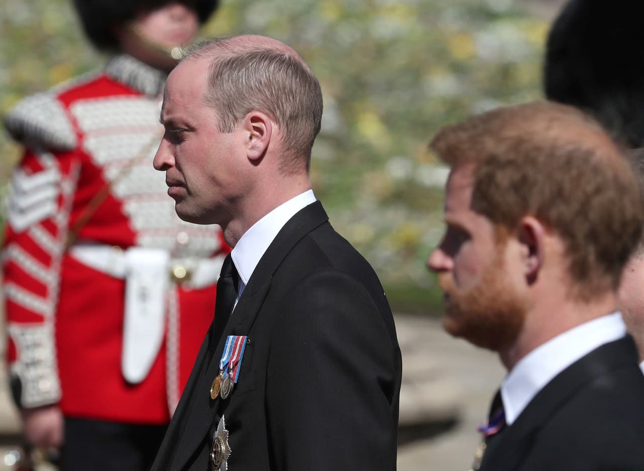 Finalmente sucedió. El 
<b><a href="https://www.univision.com/famosos/william-harry-kate-middleton-juntos-funeral-duque-de-edimburgo-fotos" target="_blank">príncipe Harry se reunió en privado con su hermano William y su padre, Carlos</a></b>, durante dos horas después del funeral de su abuelo Philip, duque de Edimburgo.