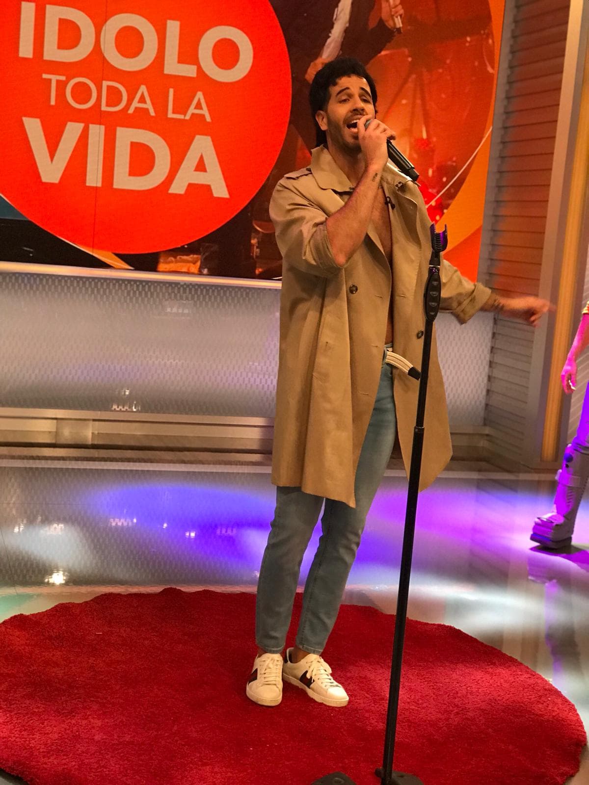 Chef Yisus interpretó 'Bella señora' y el éxito puso a bailar y a cantar a todos en el estudio.