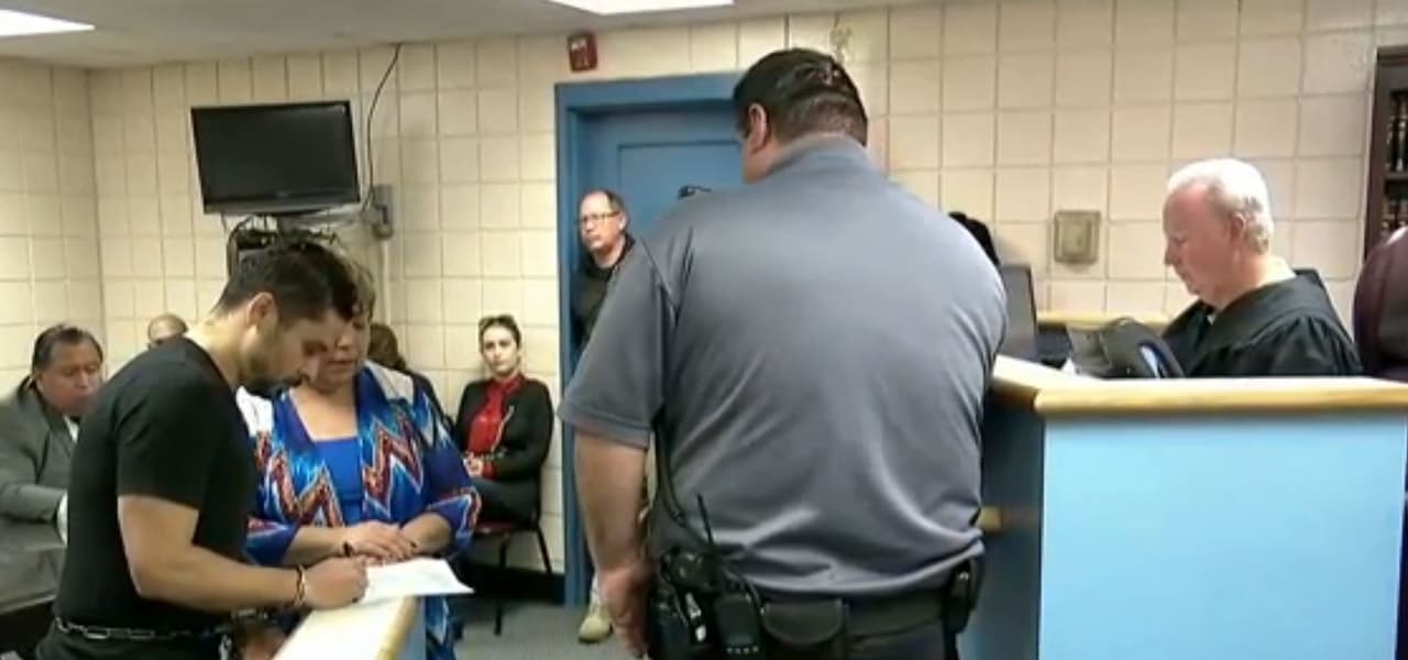 Luego de más de una semana en camino a la cárcel de Newberry, Larry Hernández llegó al lugar y se presentó de inmediato ante el juez que le otorgó una fianza de $200 mil dólares para poder salir en libertad.