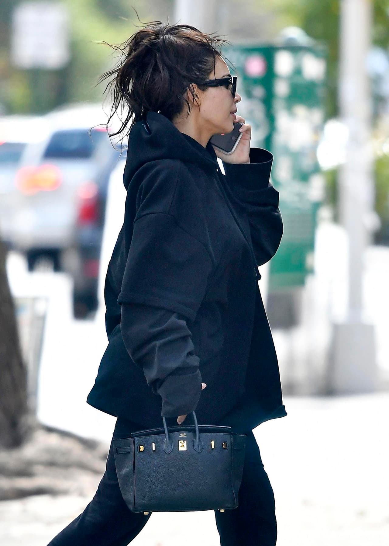 A diferencia de sus vestidos apretaditos, Kim optó por una enorme sudadera, que tal vez pertenece a su esposo.