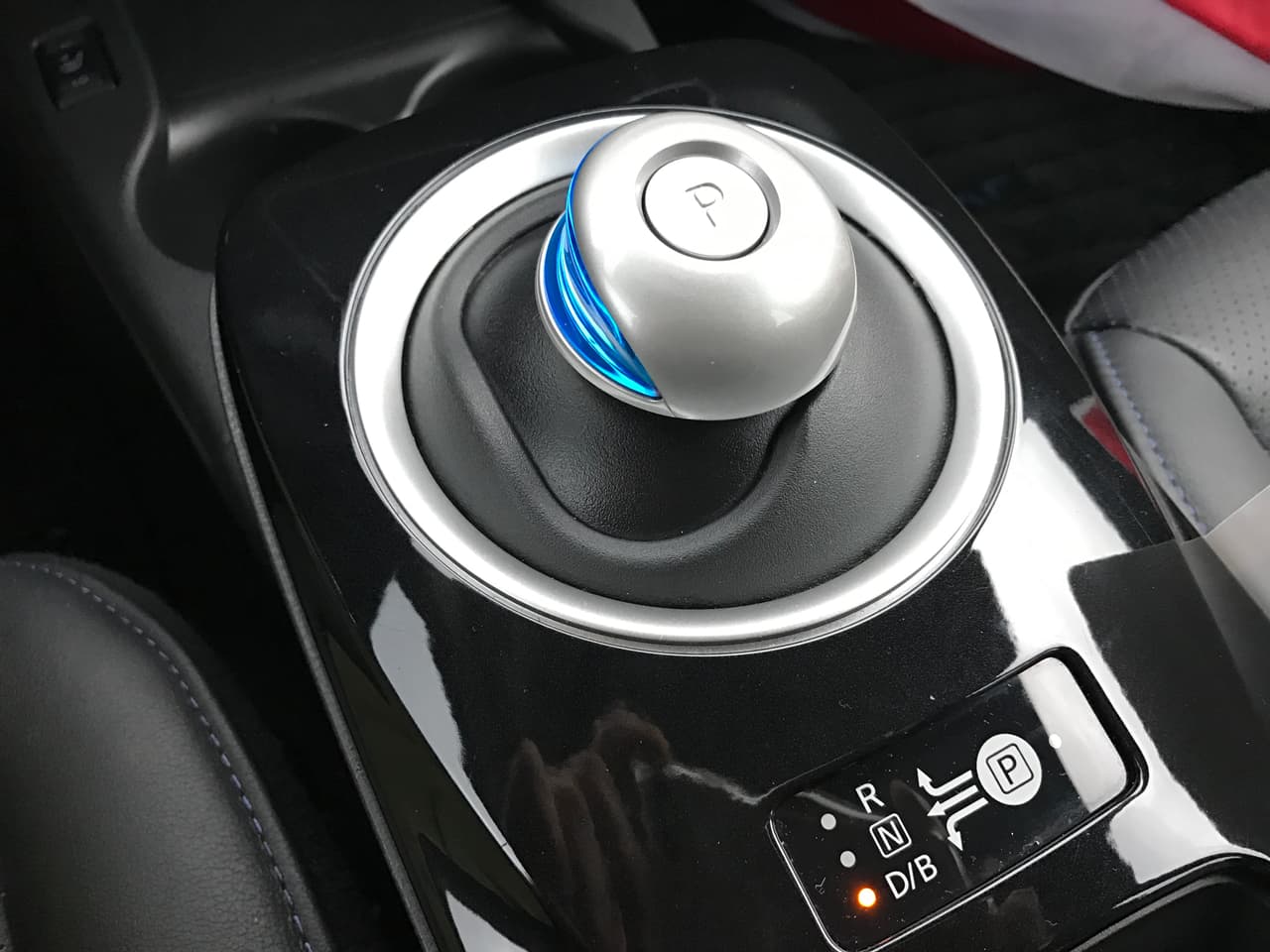 Aunque todos reconocemos lo innecesario que es reinventar la rueda, los fabricantes no cesan en su empeño en diseñar un mejor selector de cambios. Especialmente cuando se trata de vehículos que utilizan medios de propulsión no tradicionales. Esta es la interpretación de Nissan.