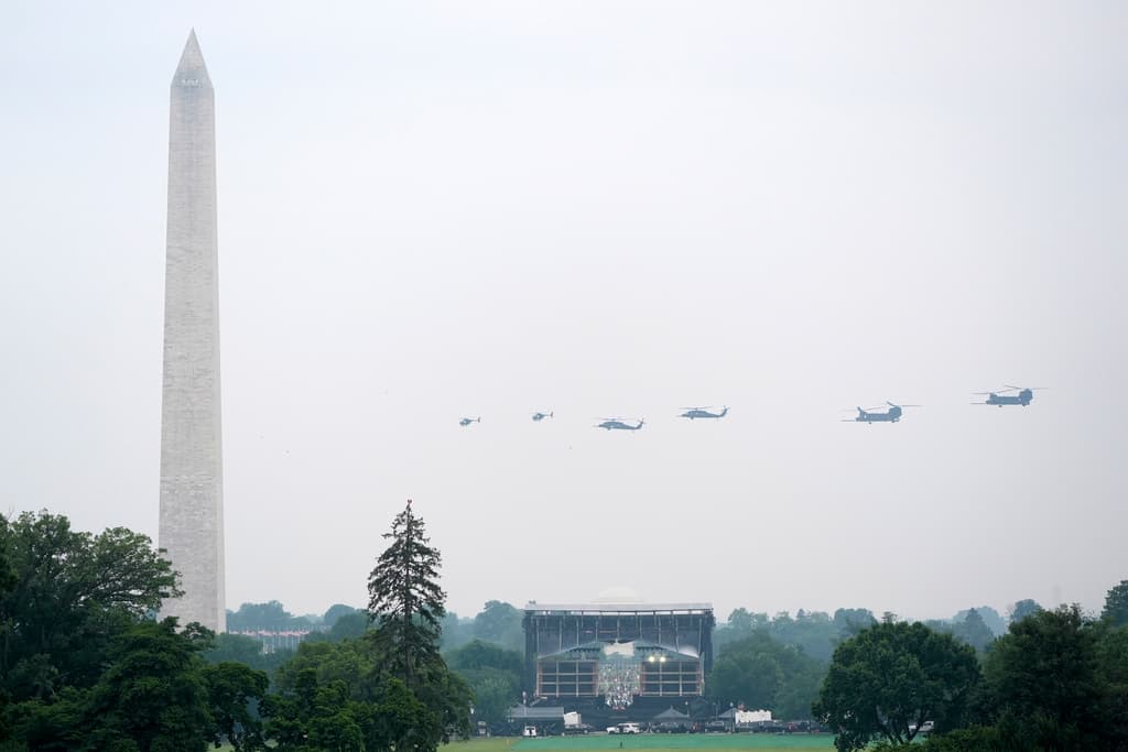 Un helicóptero Apache AH-64E del Ejército de EE. UU., junto con helicópteros de escolta, realizan un sobrevuelo durante un evento para honrar el 250 aniversario del Ejército, coincidiendo con el 79.° cumpleaños del presidente Donald Trump, el sábado 14 de junio de 2025, en Washington. Mark Schiefelbein/AP