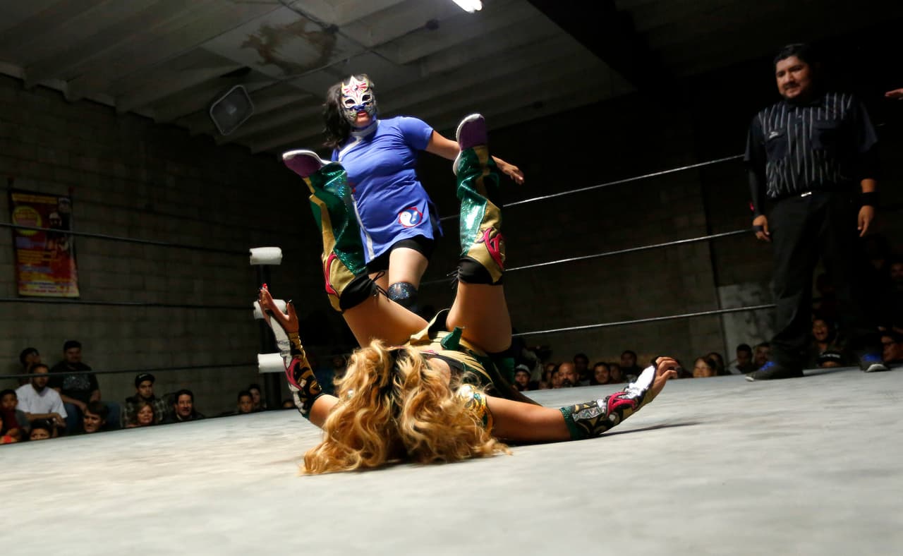Las funciones de lucha libre en Los Ángeles son una oportunidad laboral para peleadoras profesionales de Tijuana.