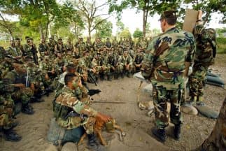 Oficiales del Ejercito de EEUU instruyen a soldados colombianos en la base militar de Saravena, en febrero de 2003.