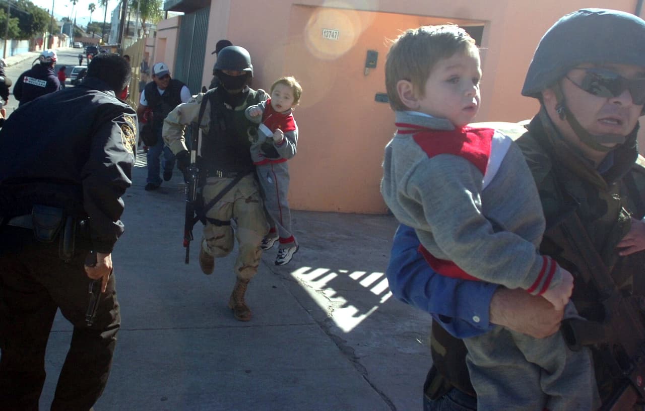 Ponen a salvo a niños de un kínder contiguo a 'La Casa de a Cúpula'.