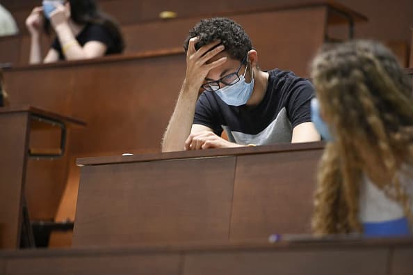 Para el próximo año escolar, los tutores legales de los estudiantes de San Antonio y todo Texas deberán decidir entre mantener a sus hijos tomando las clases en casa o enviarlos de regreso las escuelas, donde tendrán que hacer uso obligatorio de mascarillas.