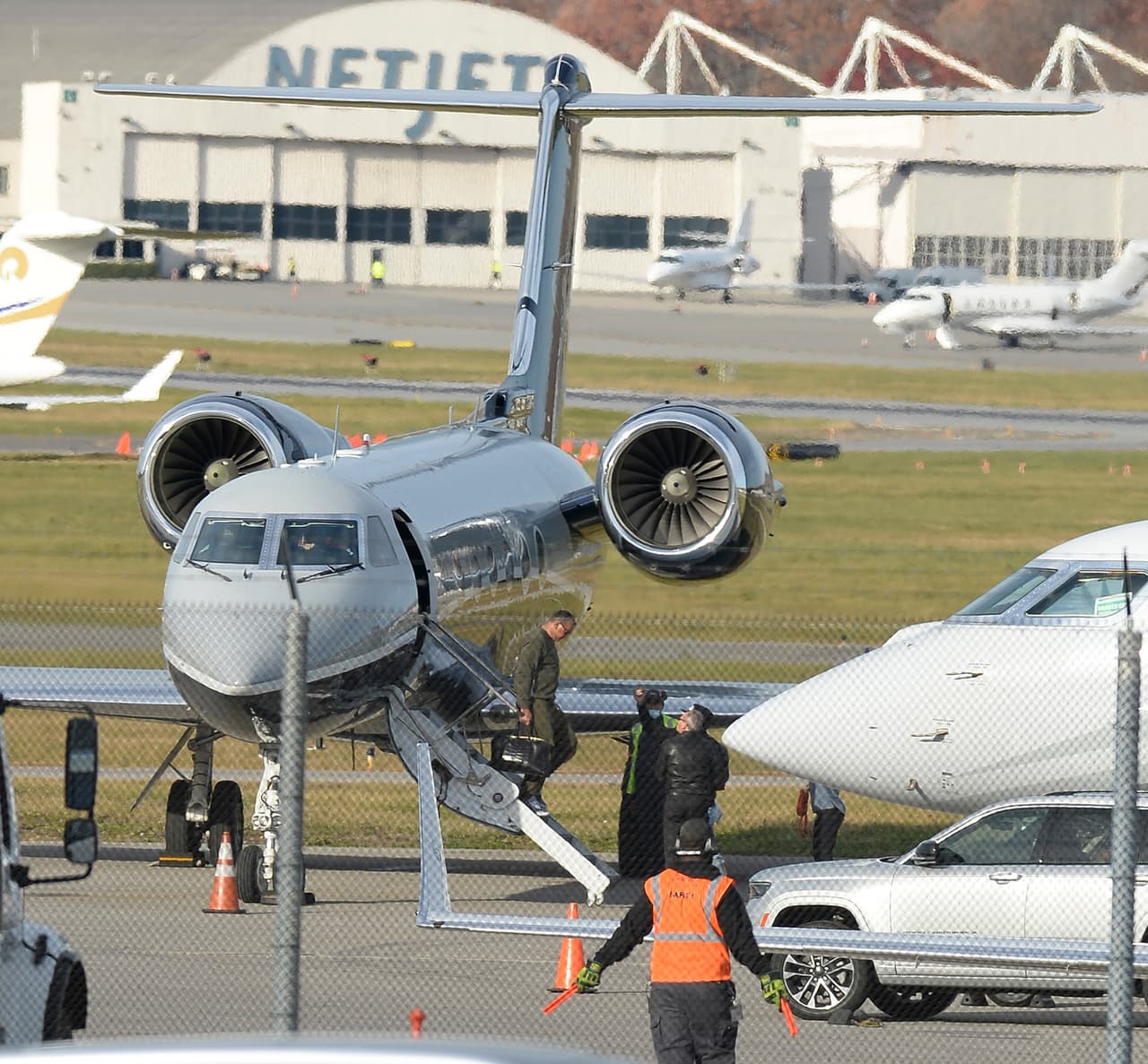 "Ella piensa que él es encantador y un caballero", dijo. 
<br>