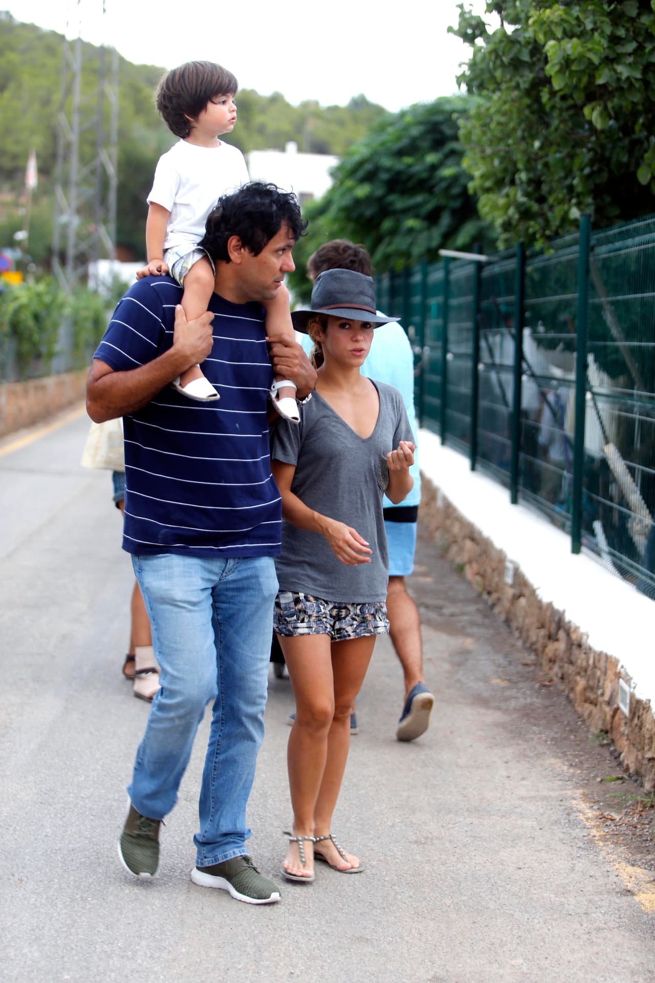El tío Tonino, hermano de la cantante llevaba en hombros a Milan.