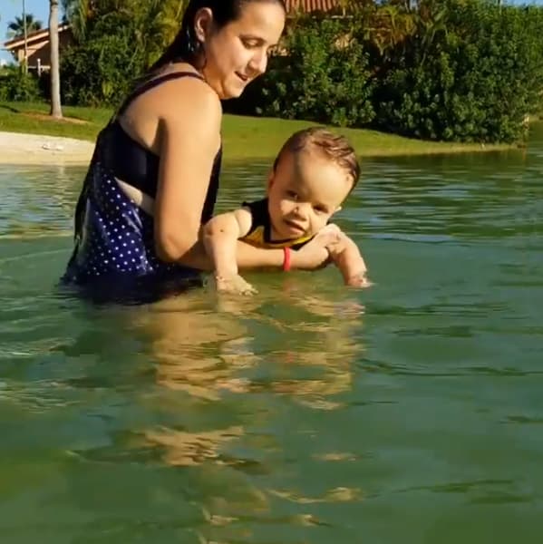 Silvia, quien es 11 años más joven que Carlitos, confesó que los ojos de Carlitos siempre le gustaron, pero también su carácter: "Cambian de color según cómo esté el día, y por su manera optimista de ver la vida".
<br>