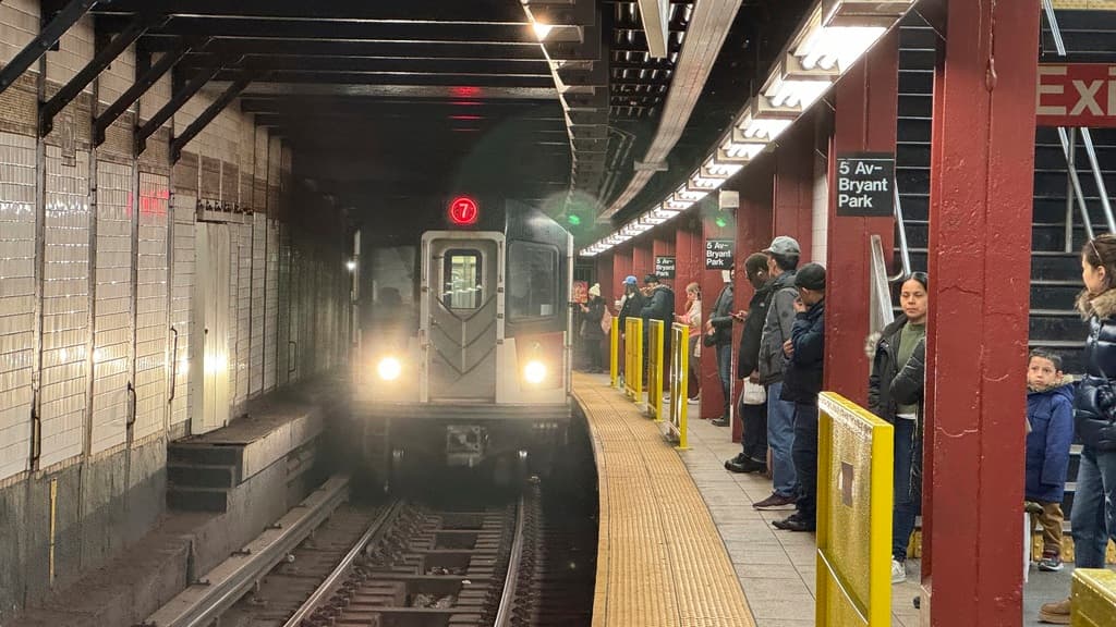 La guardia trabajaba en el turno de 2:00 p.m. a 10:00 p.m. en una estación ubicada en la calle 62 y la Octava Avenida, en Brooklyn. 
<br>