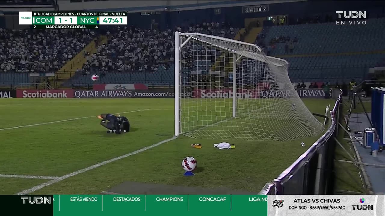 ¡CERCA! Alexander Larín disparó que se estrella en el poste.