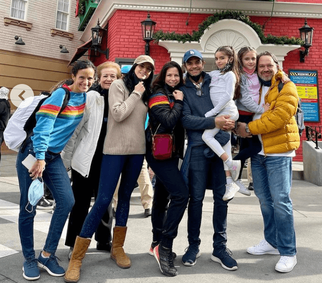 Mientras la familia Derbez continúa disfrutando al máximo estas fechas, te invitamos a difrutar lo mejor de la comedia con
<b> Eugenio Derbez</b> por 
<b>Galavisión</b>.