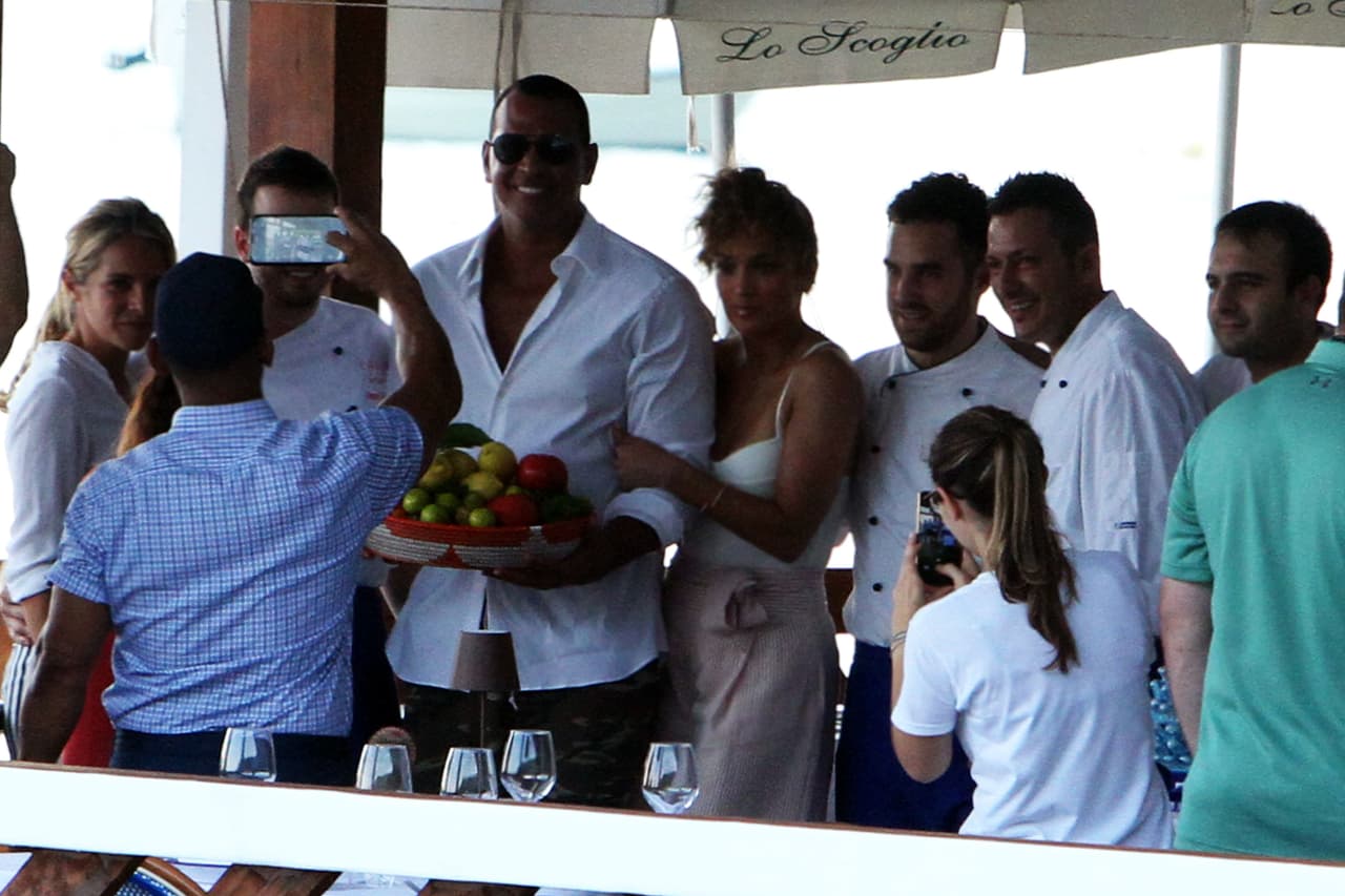 La pareja comparte un recuerdo en un restaurante en el sur de Italia.